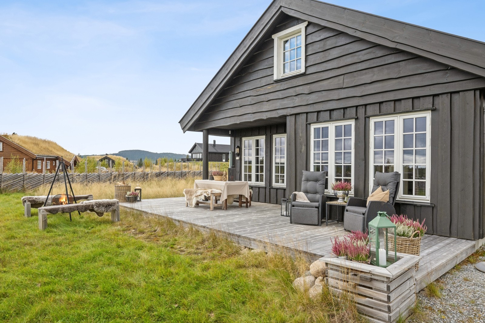 Selger har laget en koselig blomsterkasse ved ende som fin avslutning på terrasse og egen bålpanneplass for kos og hygge i det fri hele året. Galleribilde