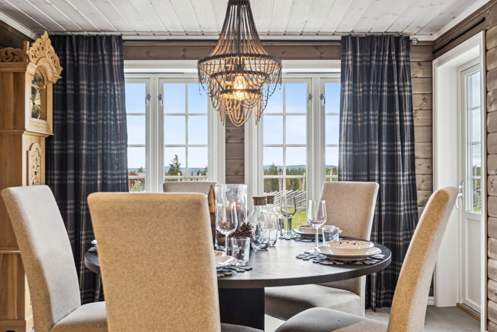 Stuen har mange innredningsmuligheter og rikelig med store vindusflater som gir fin innlys. Spisestuen er godt plassert i forlengelse med kjøkkenet og har god plass for både familie og venner Galleribilde