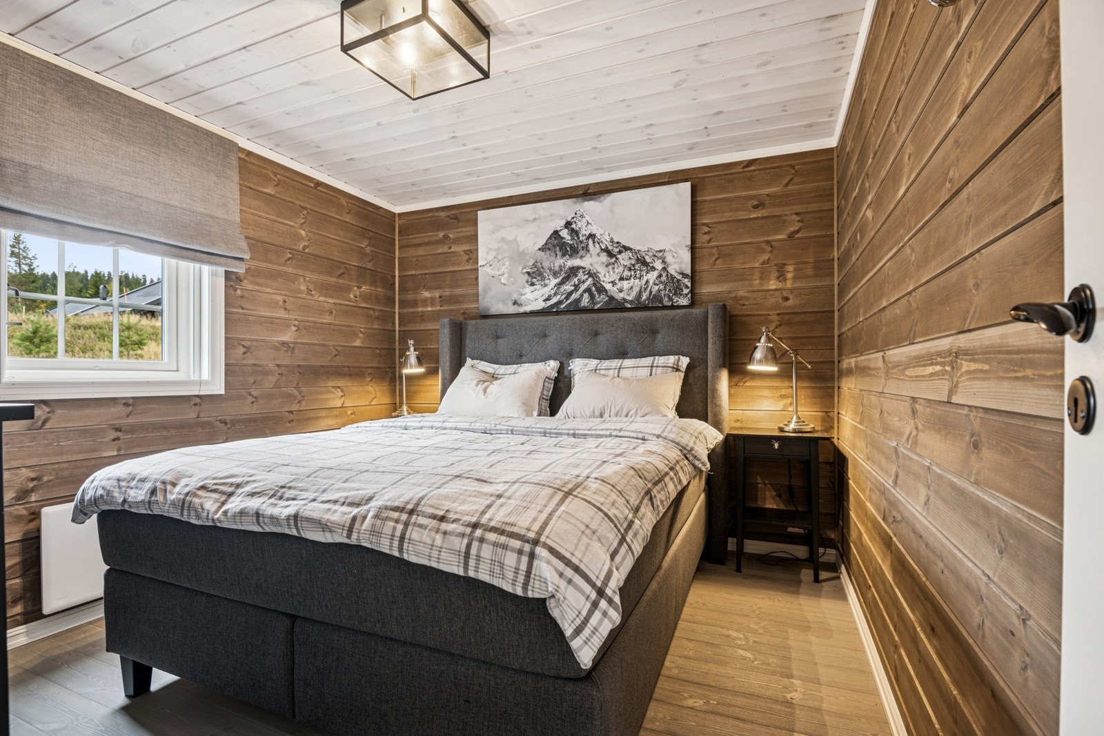 I hovedetasjen er det to soverom - hvorav dette hovedsoverommet med dobbeltseng Galleribilde