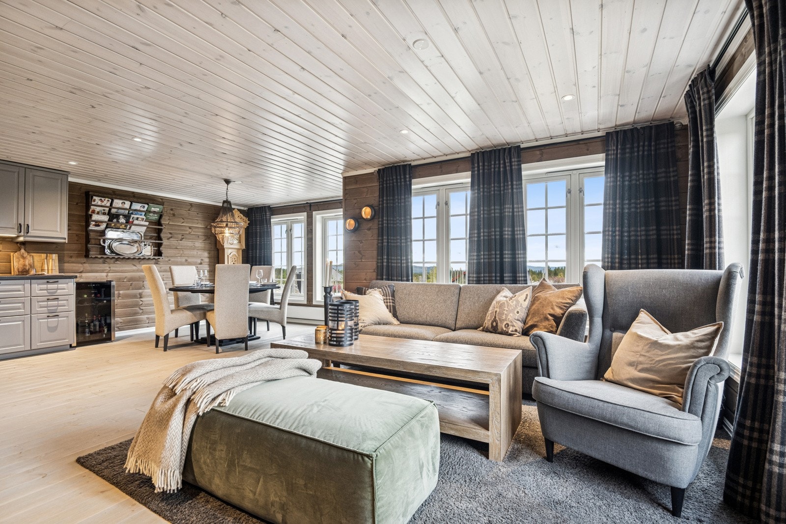 Den herlige stuen er et godt rom for både avslapping og hygge Galleribilde