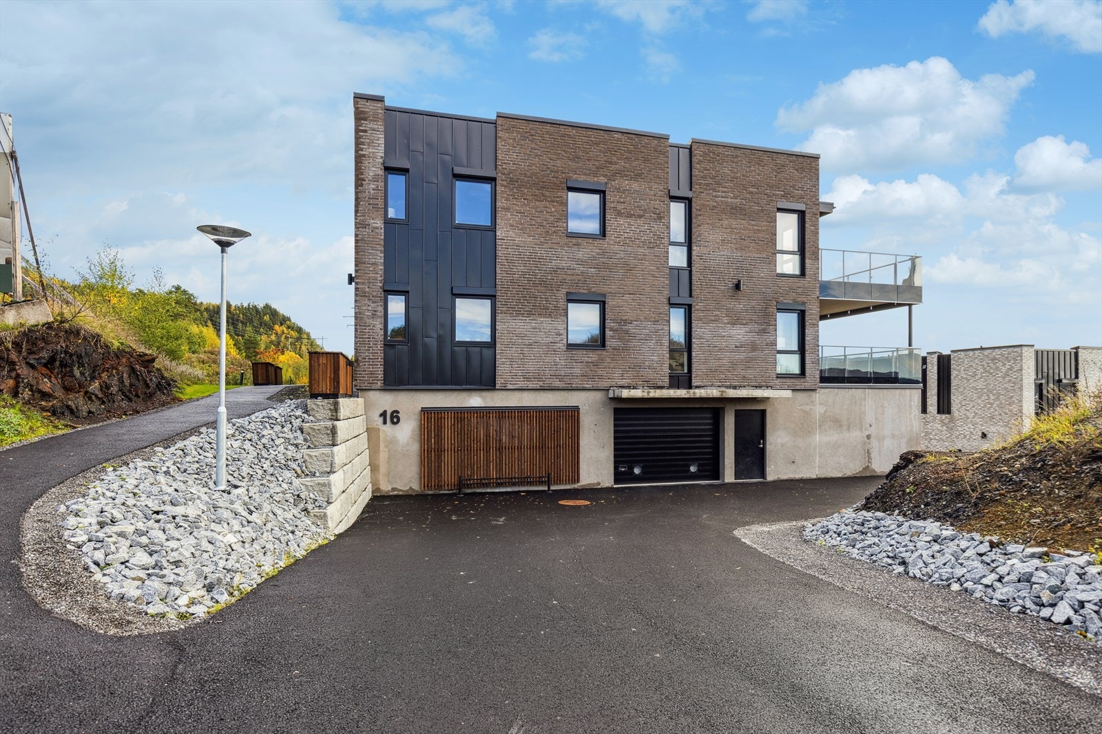 Området er nyetablert og svært barnevennlig med bl.a. kort vei til barnehage og ligger sentralt i forhold til gode serviceforhold i Hokksund sentrum. Galleribilde