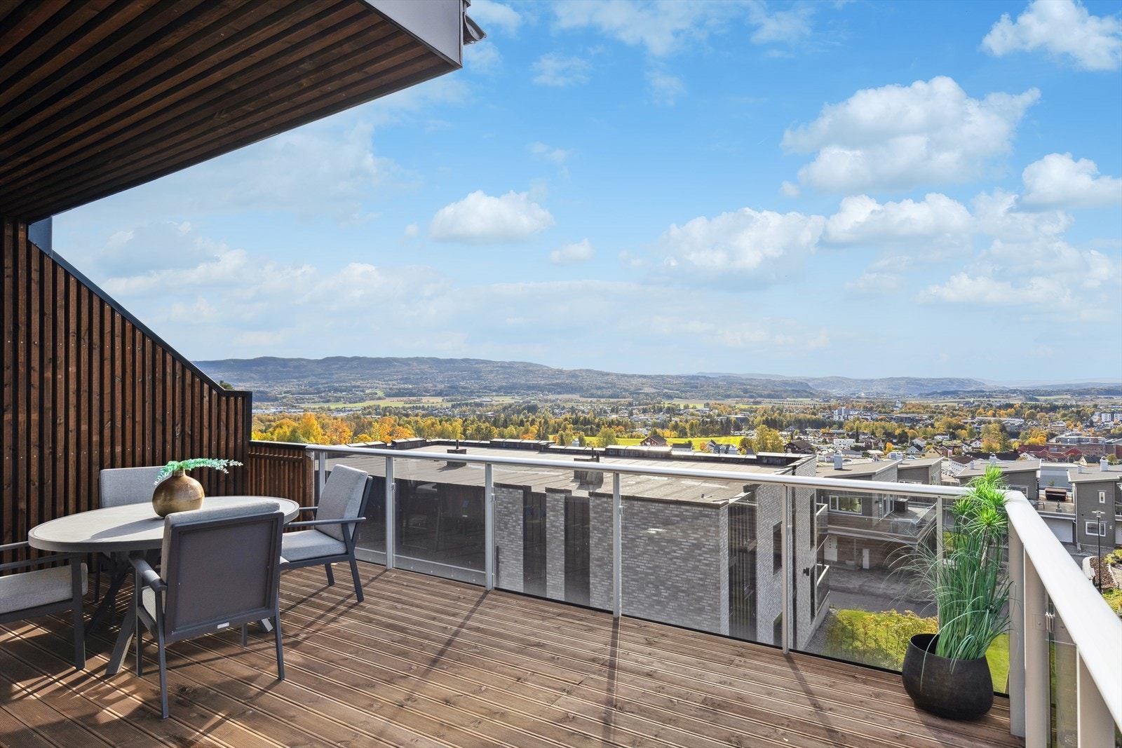 DNB Eiendom v/ Ann-Kristin Salvesen har gleden av å presentere Lauvtjernveien 16! Galleribilde