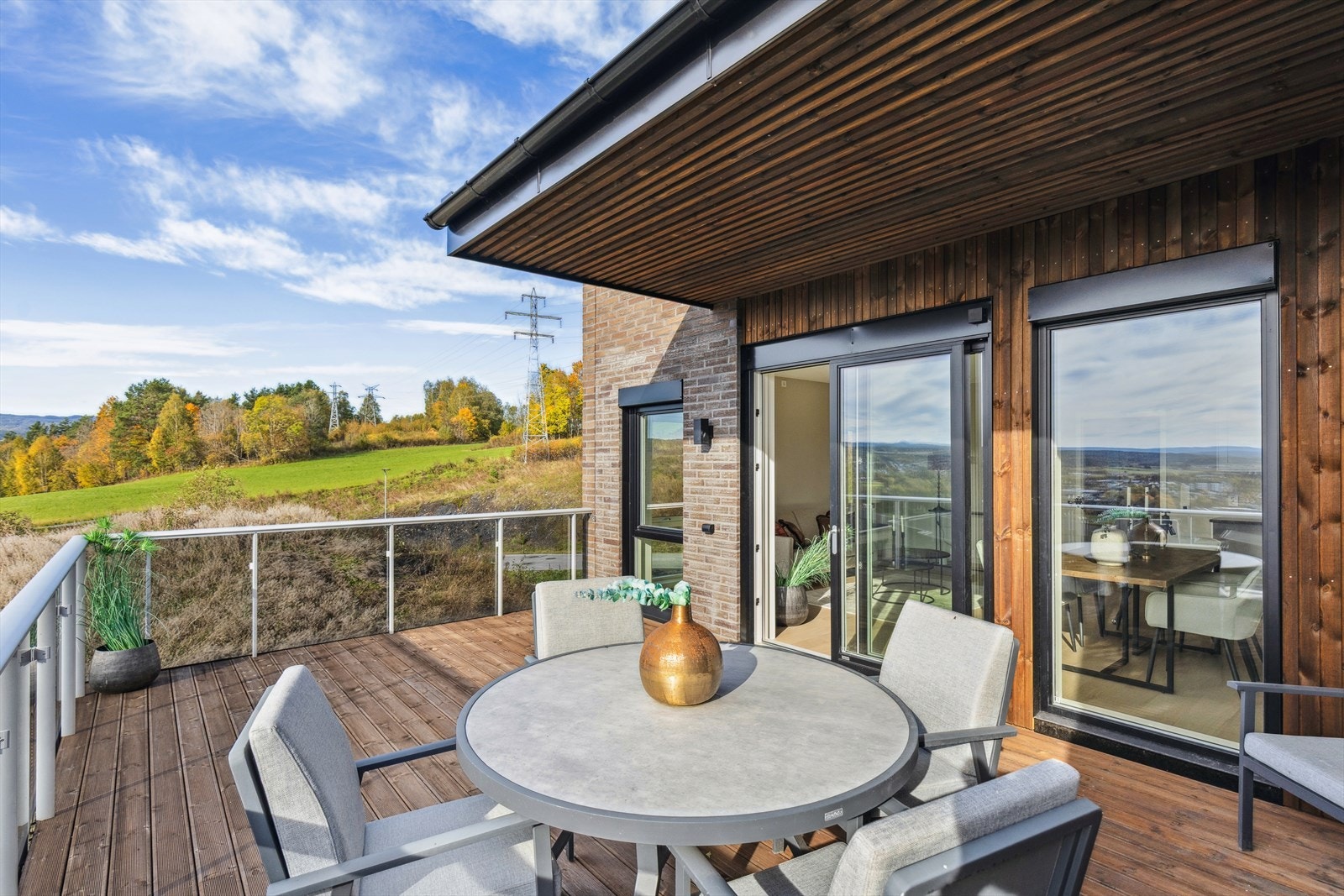 Deler av terrassen er overbygget. Galleribilde