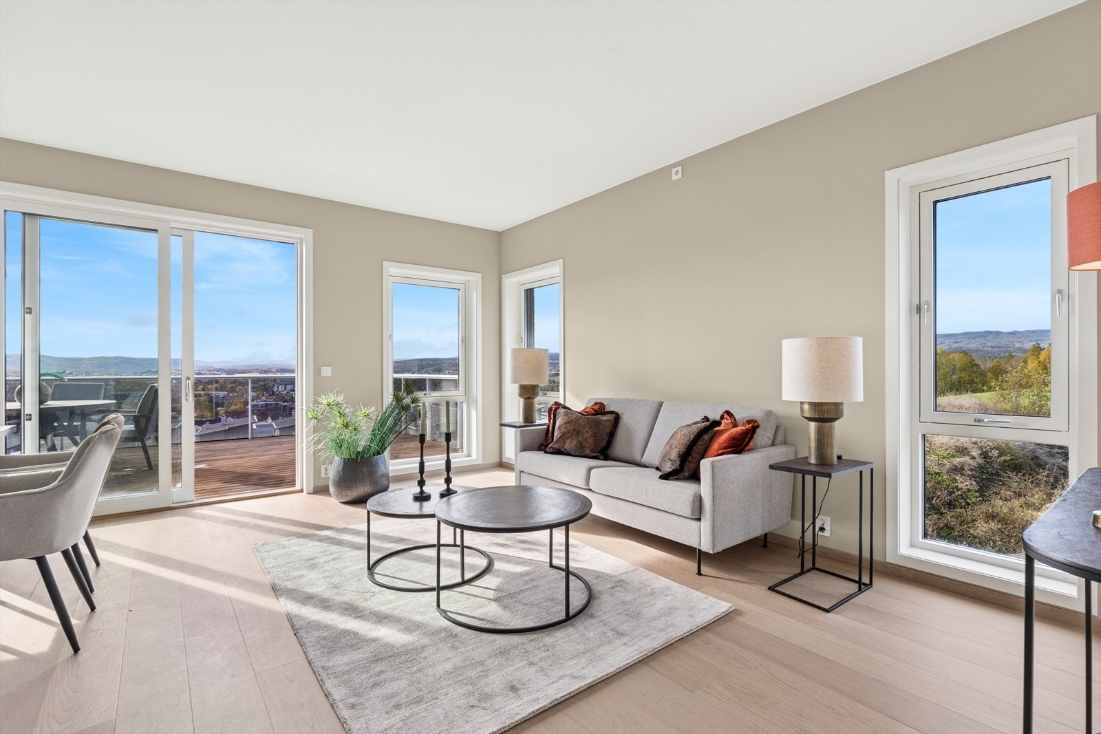 Leiligheten har endebeliggenhet i byggets toppetasje med fantastisk utsikt. Galleribilde