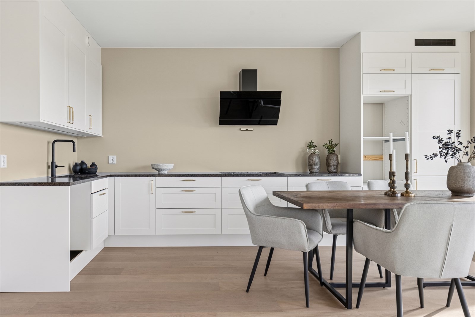 Kvalitetskjøkken fra Norema med god skap- og benkeplass. Galleribilde