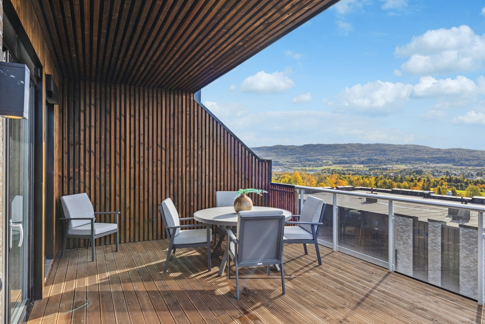 Terrassen er utført med Royal-impregnerte terrassebord og tonede glassrekkverk. Galleribilde