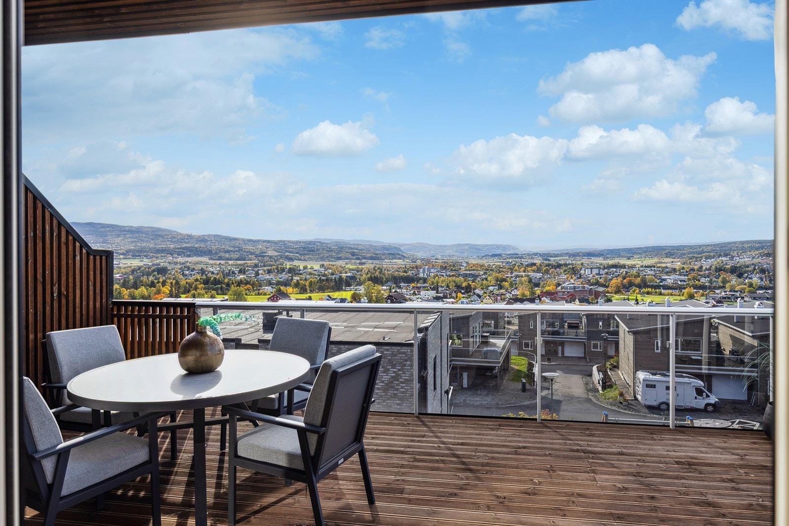 Terrassen har gode solforhold og nydelig utsikt. Galleribilde