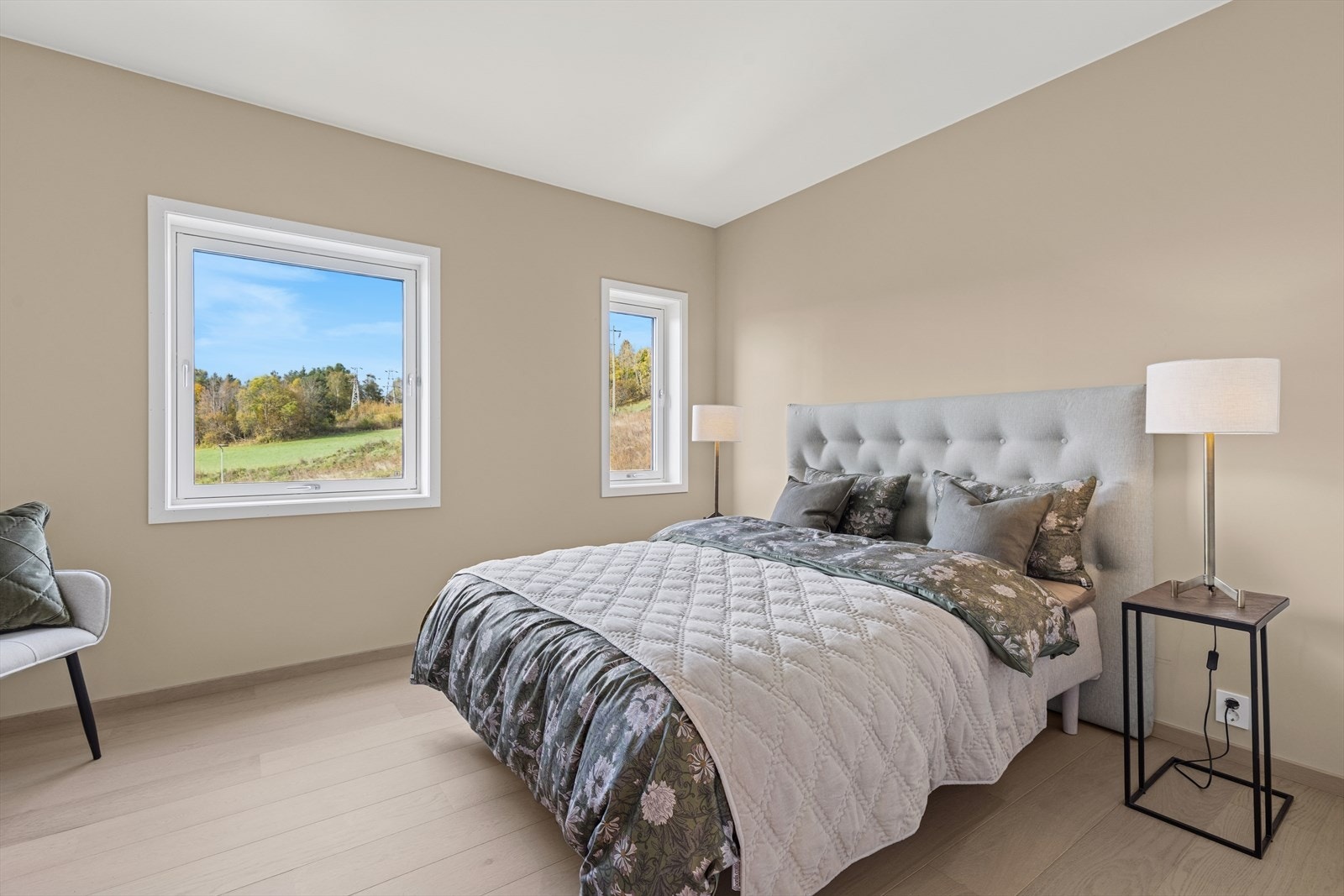 Romslig hovedsoverom med god plass til dobbeltseng og garderobe. Galleribilde