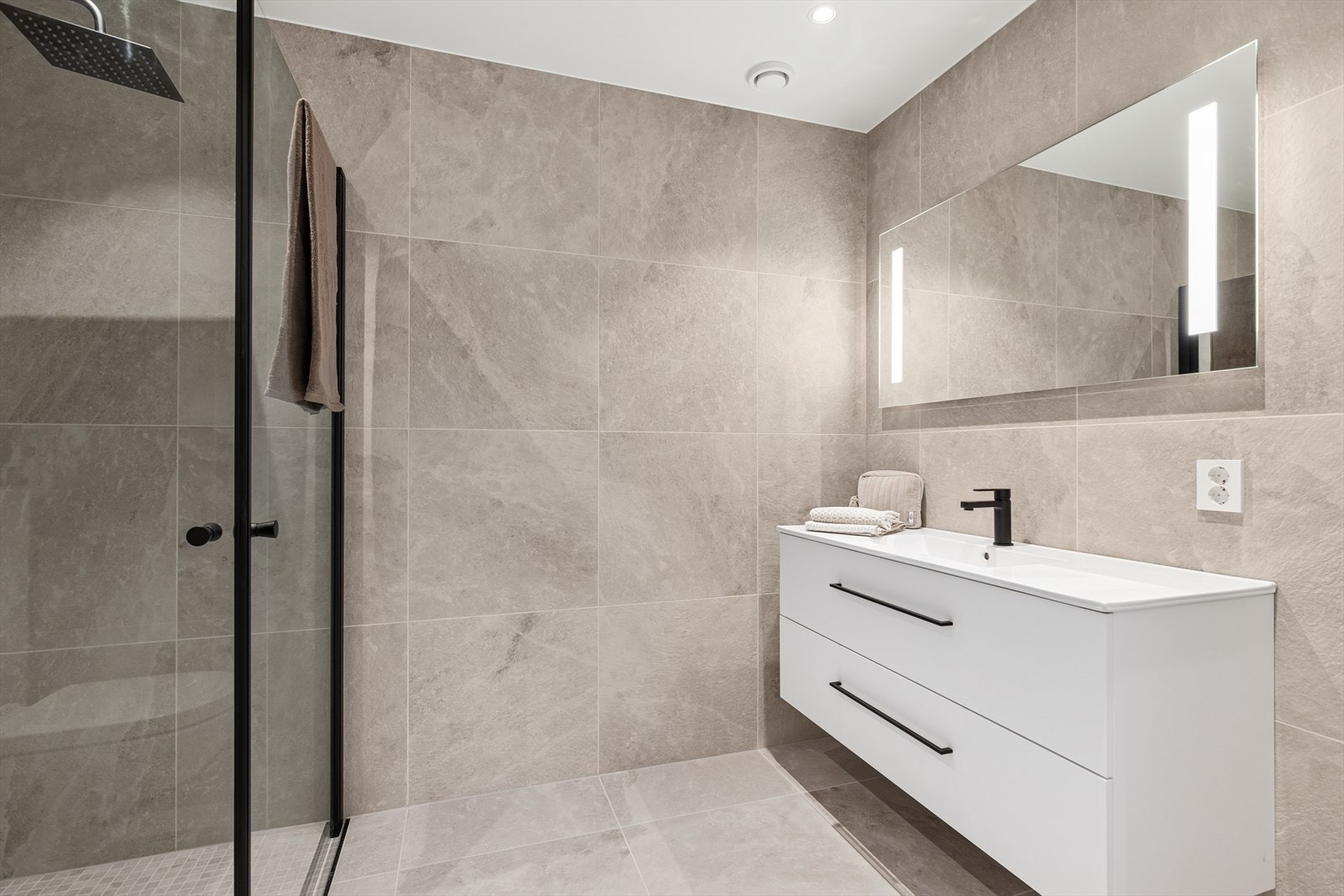 Baderommet har smakfull innredning og 60x60 fliser på gulv og vegger, samt mosaikk i dusjen. Galleribilde