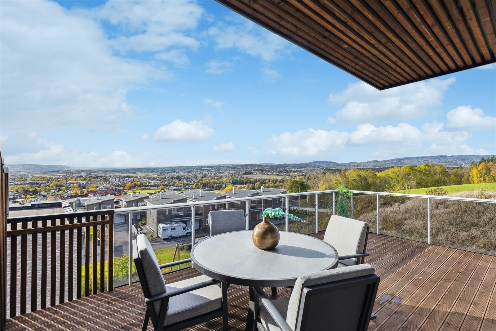 Fra stuen er det utgang til en sydvestvendt terrasse på hele 24,7 kvm. Galleribilde