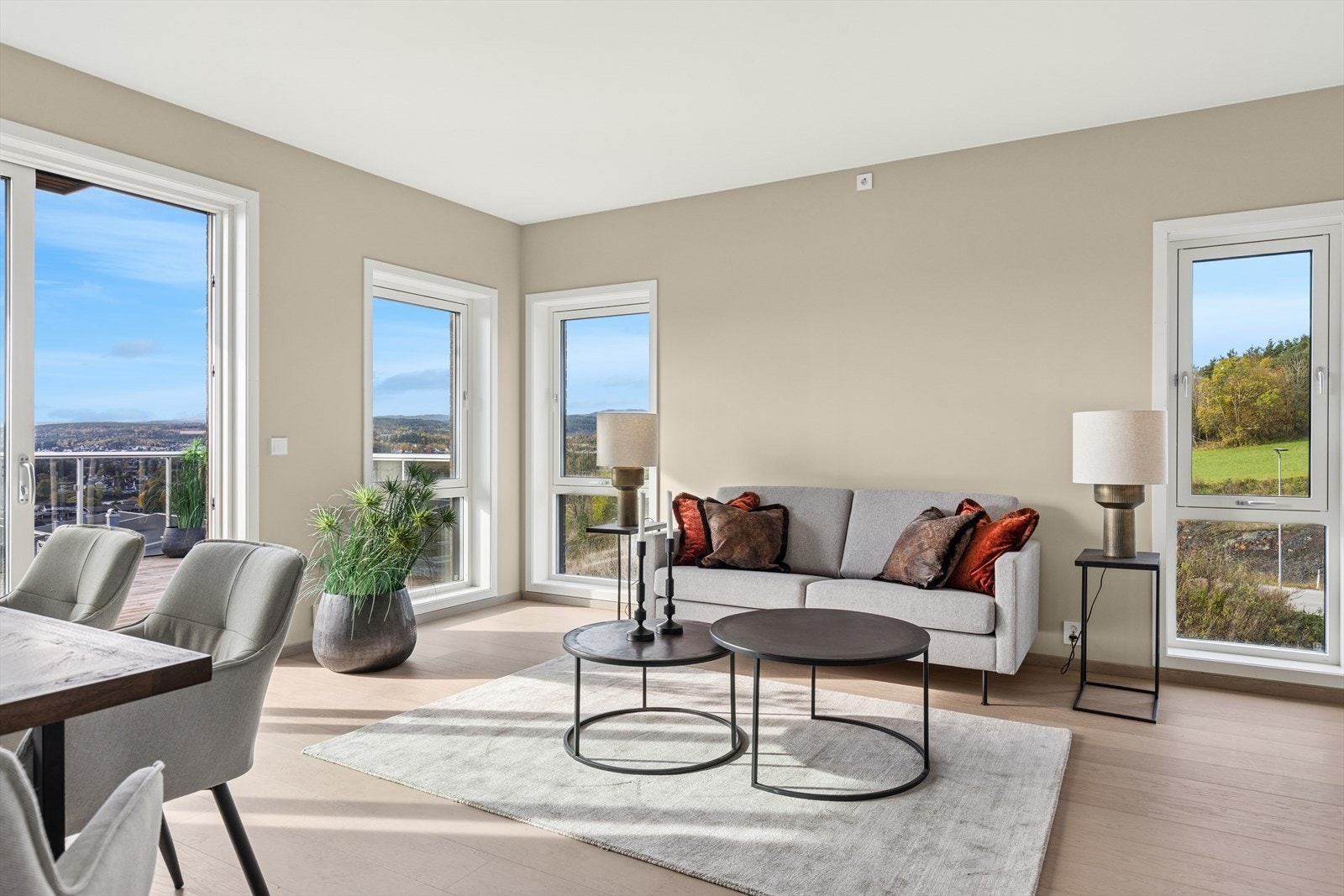 Stue og kjøkken i åpen løsning med god plass til sofa og spisebord. Galleribilde