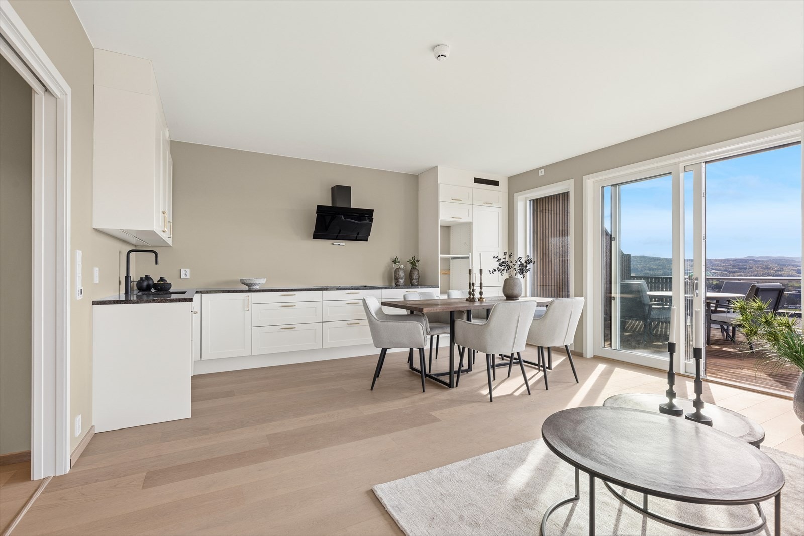 Leiligheten byr på en gjennomtenkt planløsning, store vindusflater og moderne standard. Galleribilde