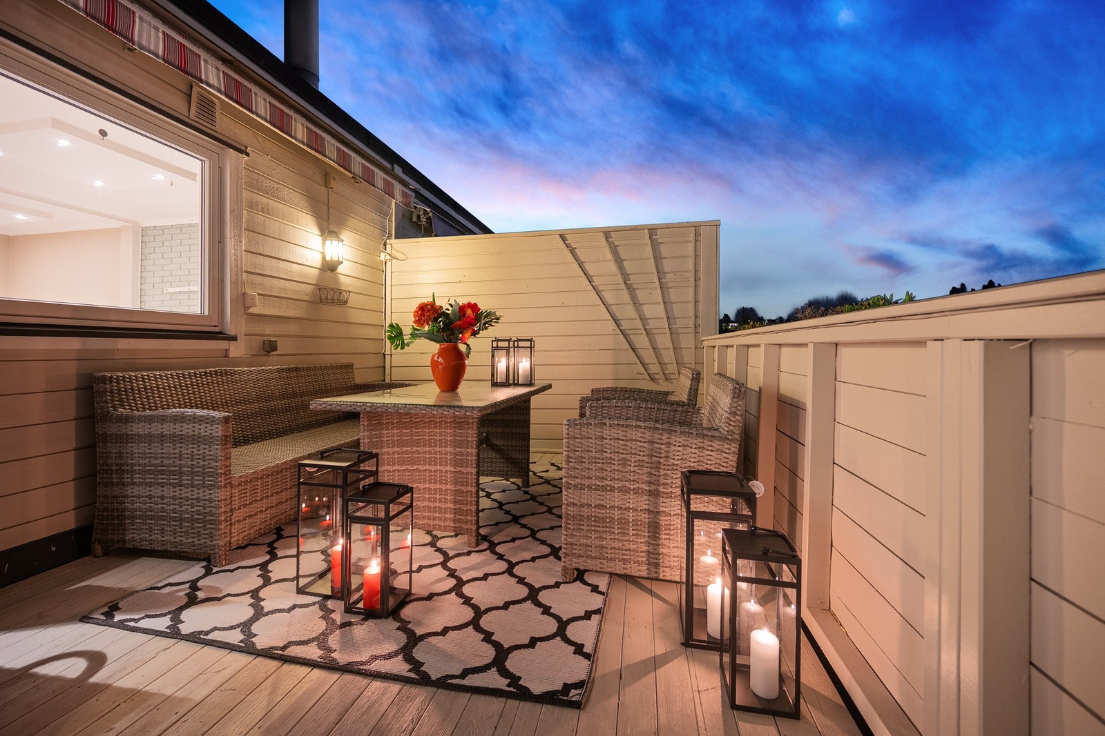 Dette er et sjarmerende enderekkehus over to plan med en svært god beliggenhet - helt ytterst i rekken, omgitt av store friområder på begge sider. Galleribilde