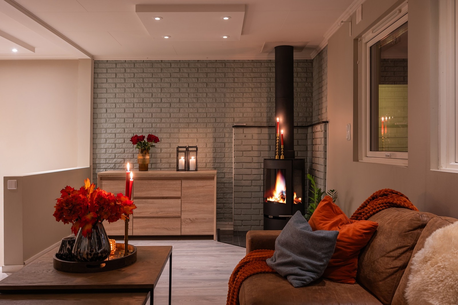 Stuen har god plass til både en komfortabel sofagruppe og et langbord for hyggelige måltider og sosiale sammenkomster. Galleribilde