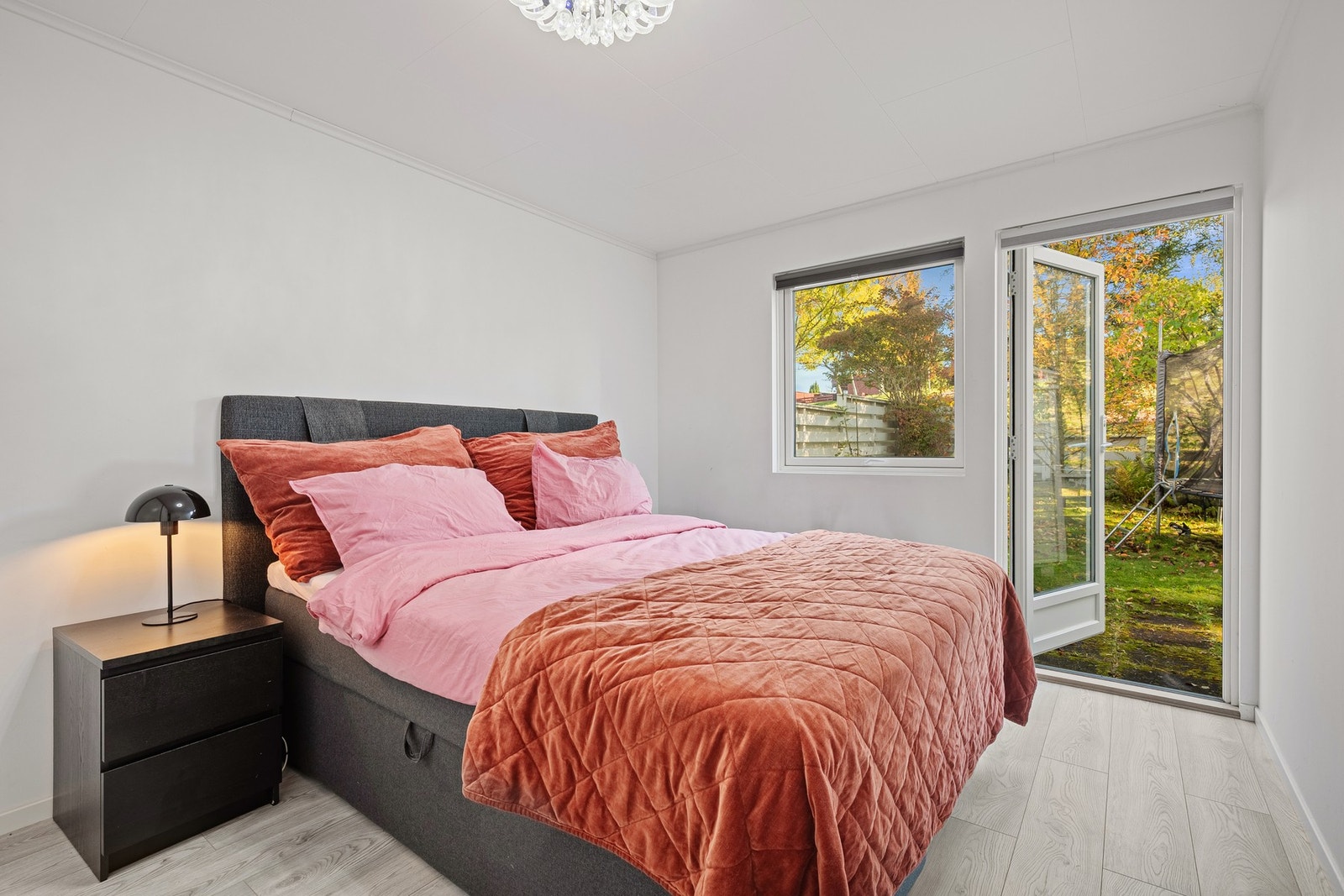 Fra hovedsoverommet er det direkte adkomst til en østvendt uteplass - perfekt for rolige morgener eller en kopp kaffe i solen. Galleribilde