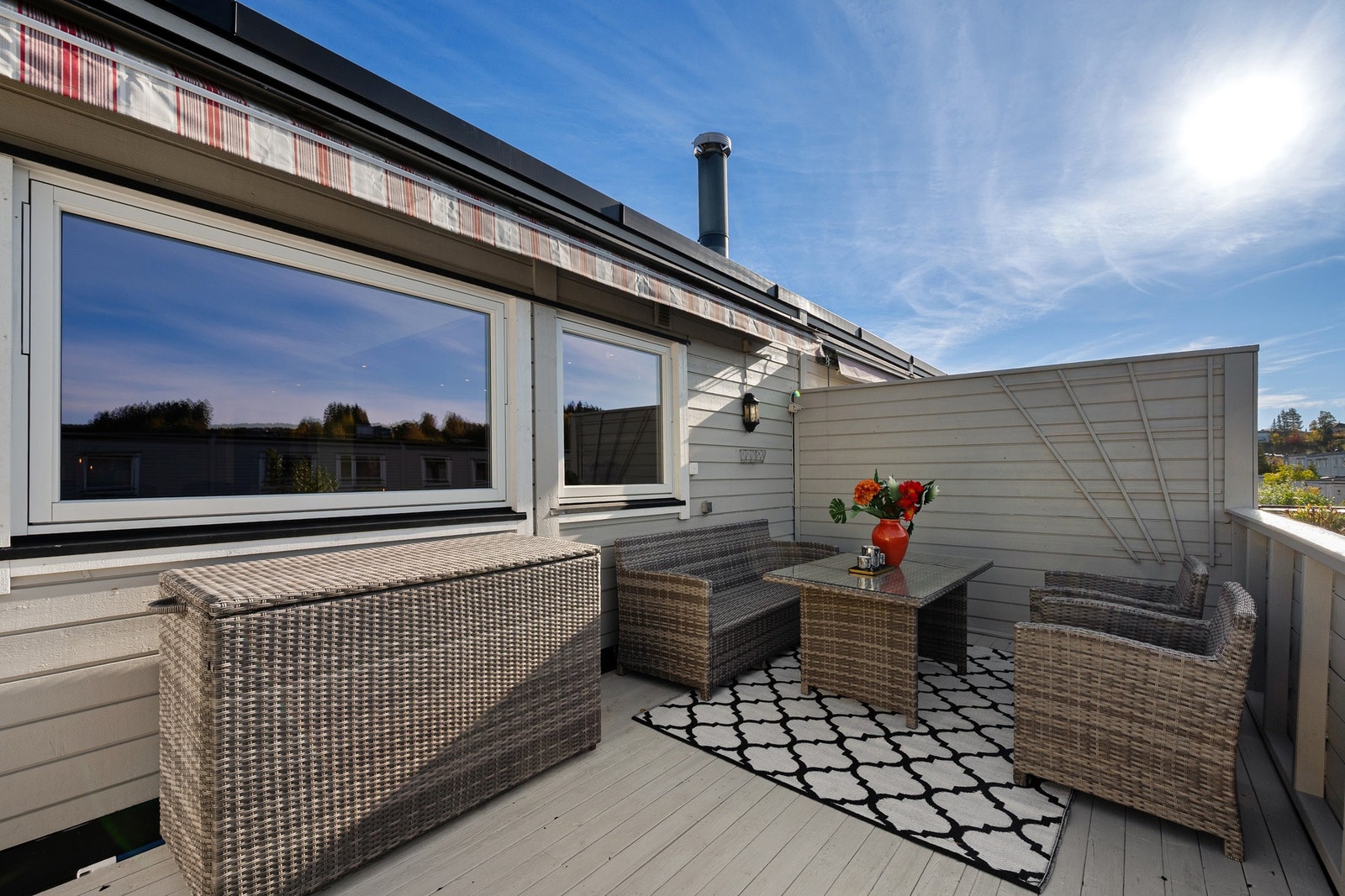 Balkongen er på ca. 12 m² - et perfekt sted å nyte ettermiddagssolen. Galleribilde