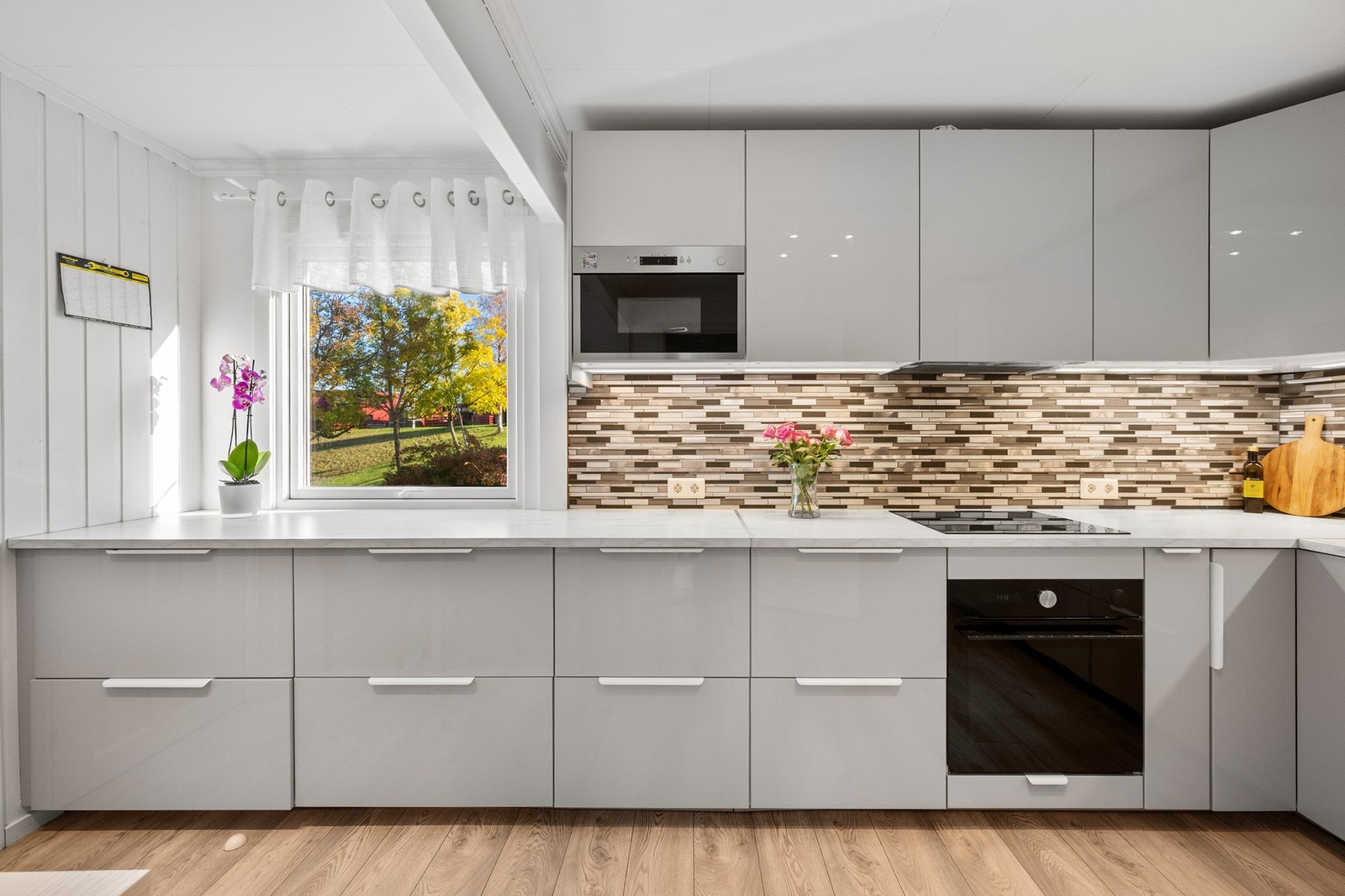 Kjøkkenet er romslig og praktisk utformet med rikelig oppbevaringsplass i skap og skuffer. Galleribilde