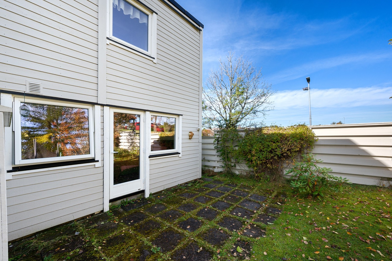 I boligens første etasje finner du steinlagte plattinger som gir gode muligheter for utendørs hygge. Galleribilde