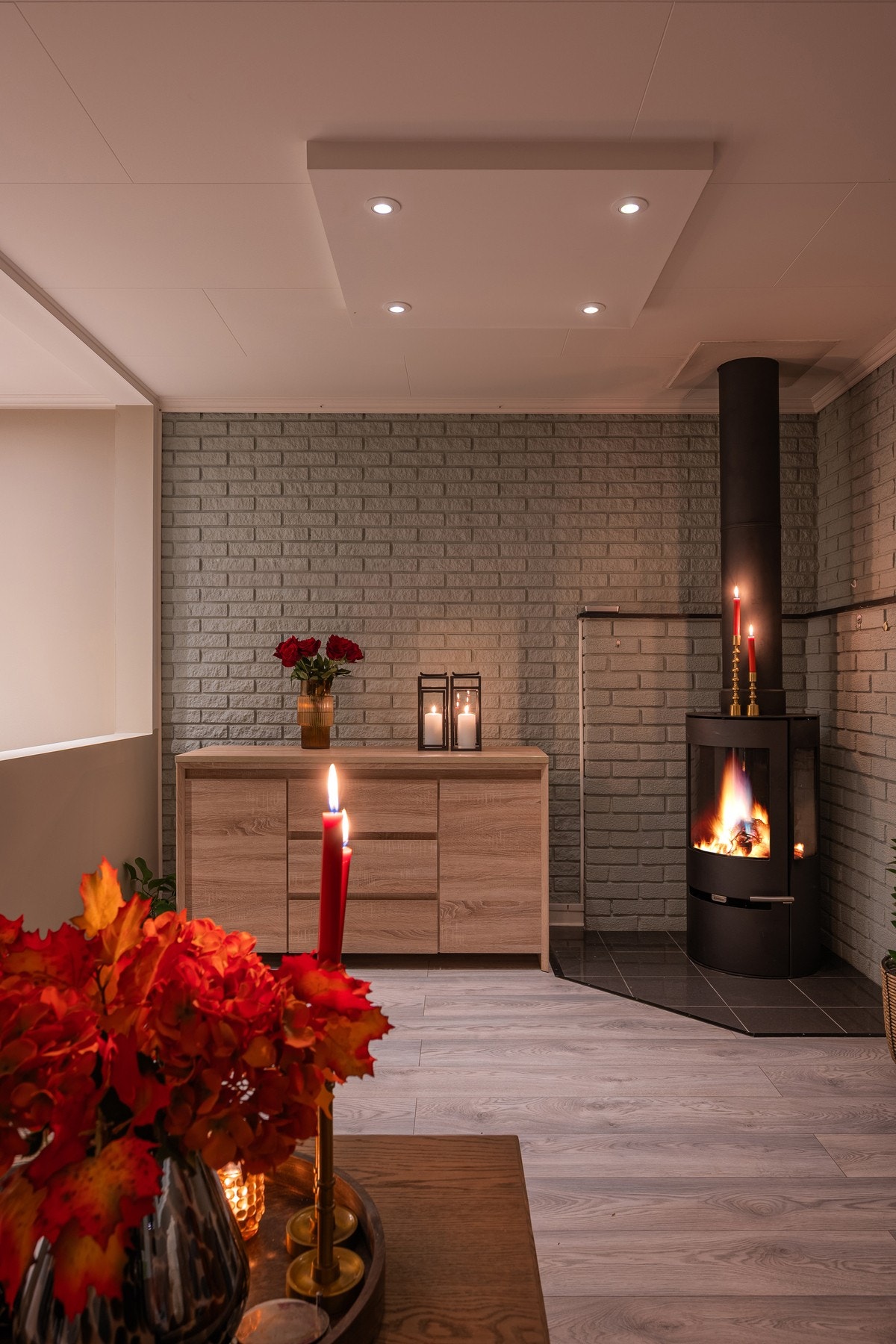 I hjørnet står en sjarmerende peisovn tilkoblet stålpipe, som gir både varme og ekstra hygge på kjølige dager. Galleribilde