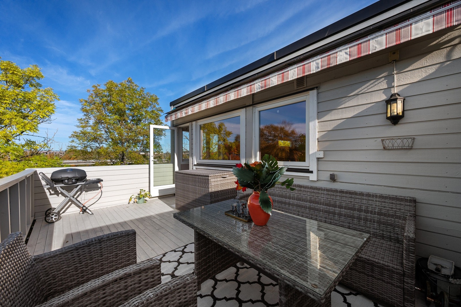 Balkongen fungerer som en naturlig forlengelse av stuen, og skaper en sømløs overgang mellom inne- og uteareal Galleribilde