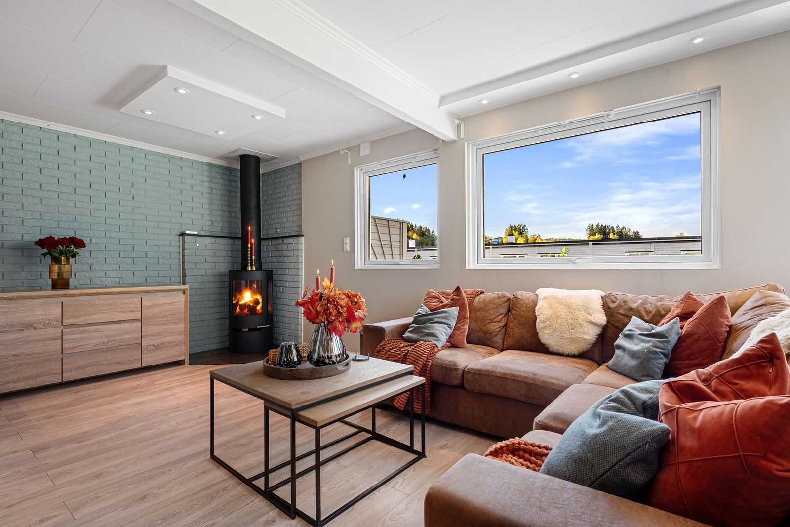 Her bor du fredelig og skjermet, med solrike uteplasser mot både øst og vest, og en pent opparbeidet hage som innbyr til avslapning og lek. Galleribilde