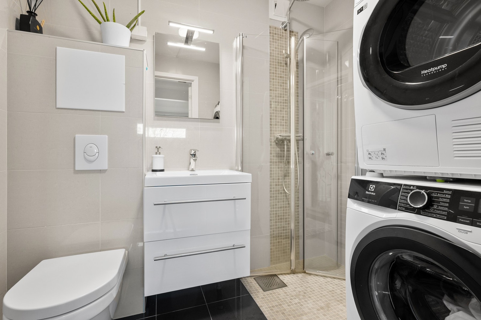 Rommet byr på behagelig komfort med varmekabler i gulvet og praktisk belysning over speilet, som sammen skaper en lun og funksjonell atmosfære. I 2020 ble rommet oppgradert med overflateoppussing, der fliser ble lagt direkte på eksisterende underlag. Galleribilde