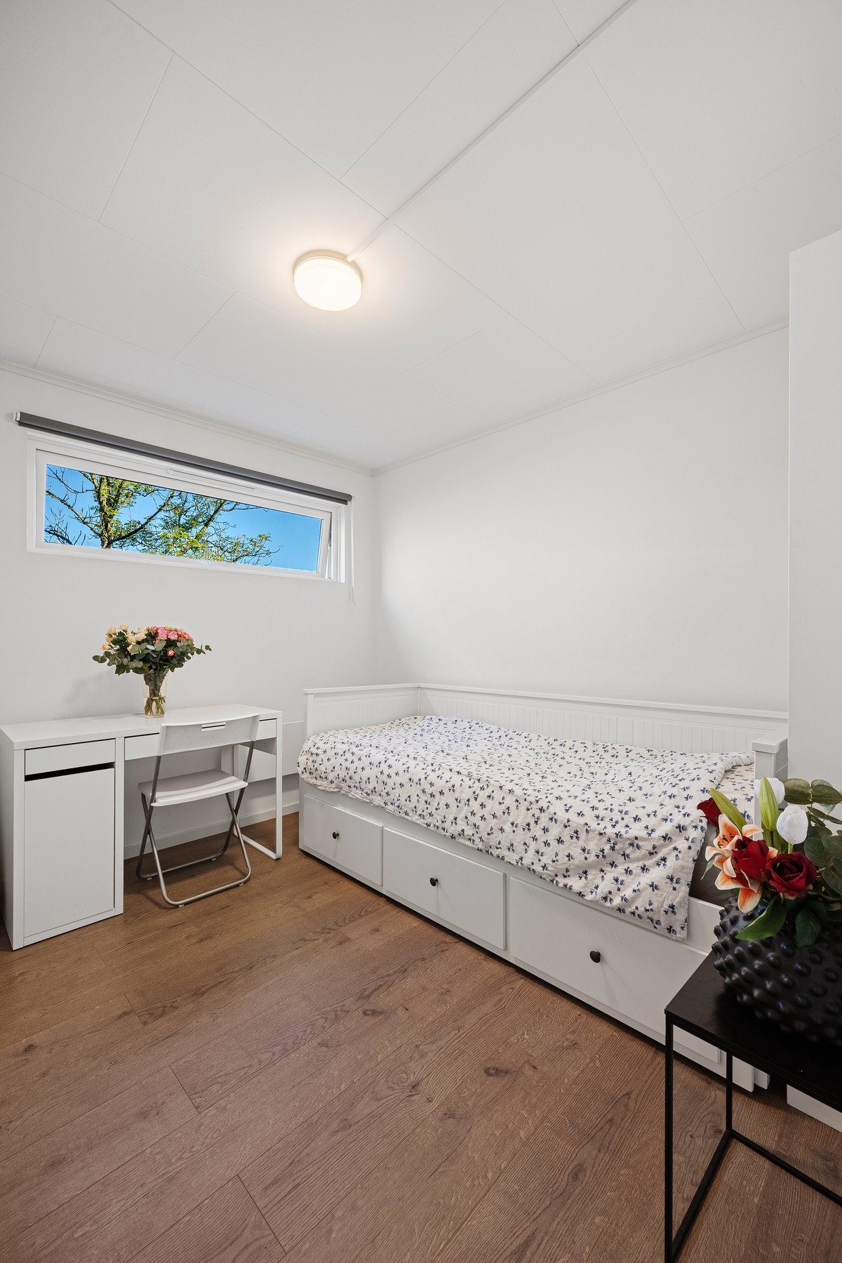 Boligen har fire lyse og innbydende soverom, hvorav tre er utstyrt med garderobeskap. Galleribilde