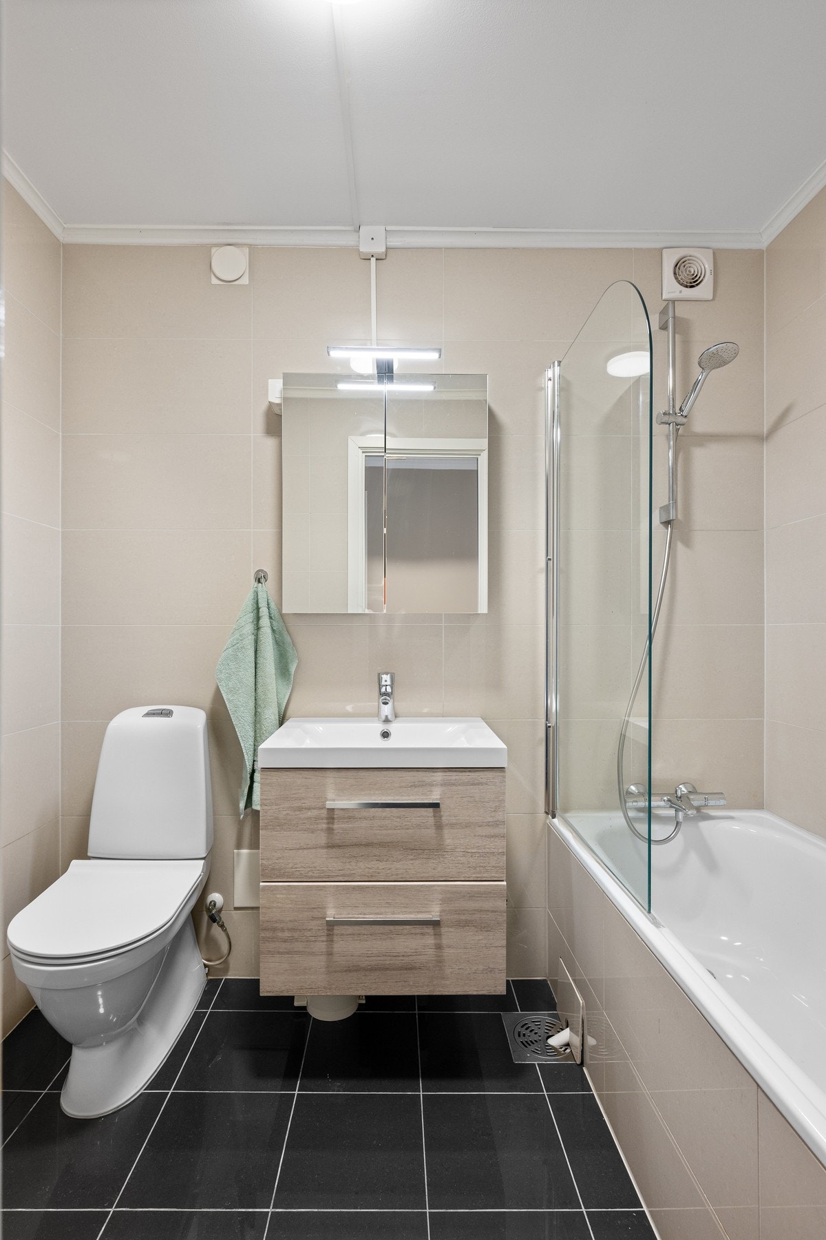 Rommet er utstyrt med toalett, badekar og servant.
I 2020 ble badet oppgradert med nye overflater, varmekabler og sanitærutstyr. Galleribilde