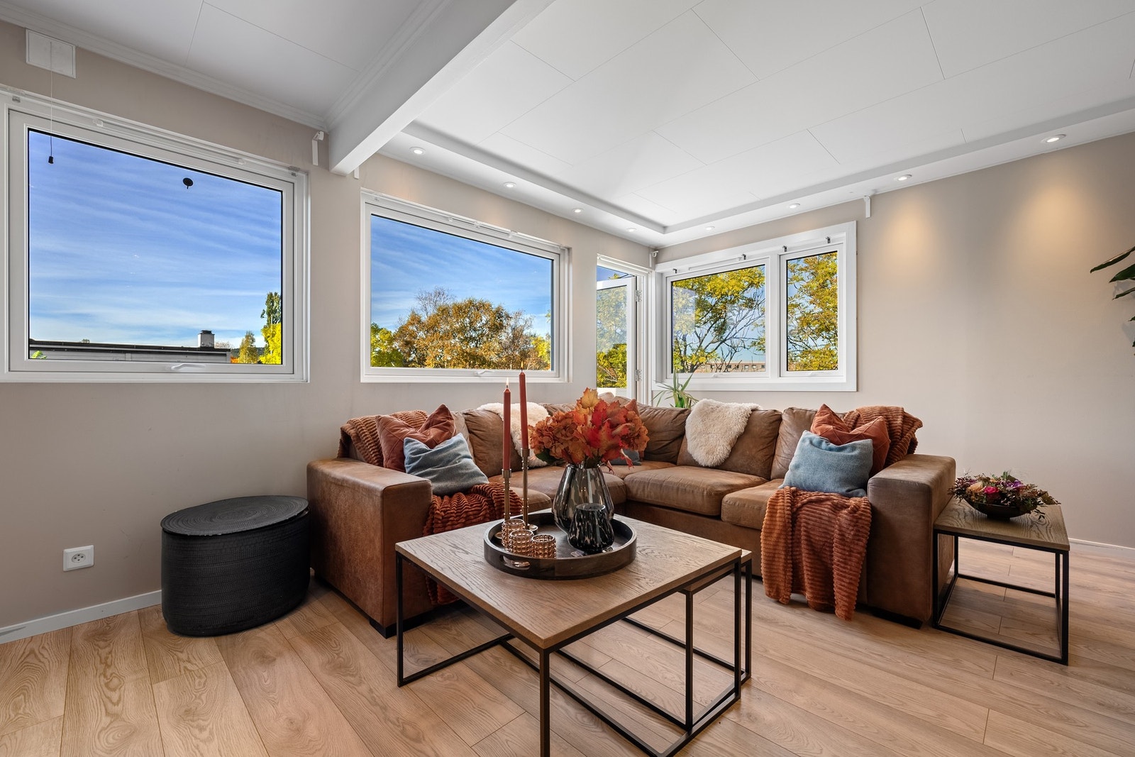 Gulvet er belagt med parkettlaminat, og veggene har et lyst fargevalg som understreker den åpne og innbydende følelsen. Galleribilde