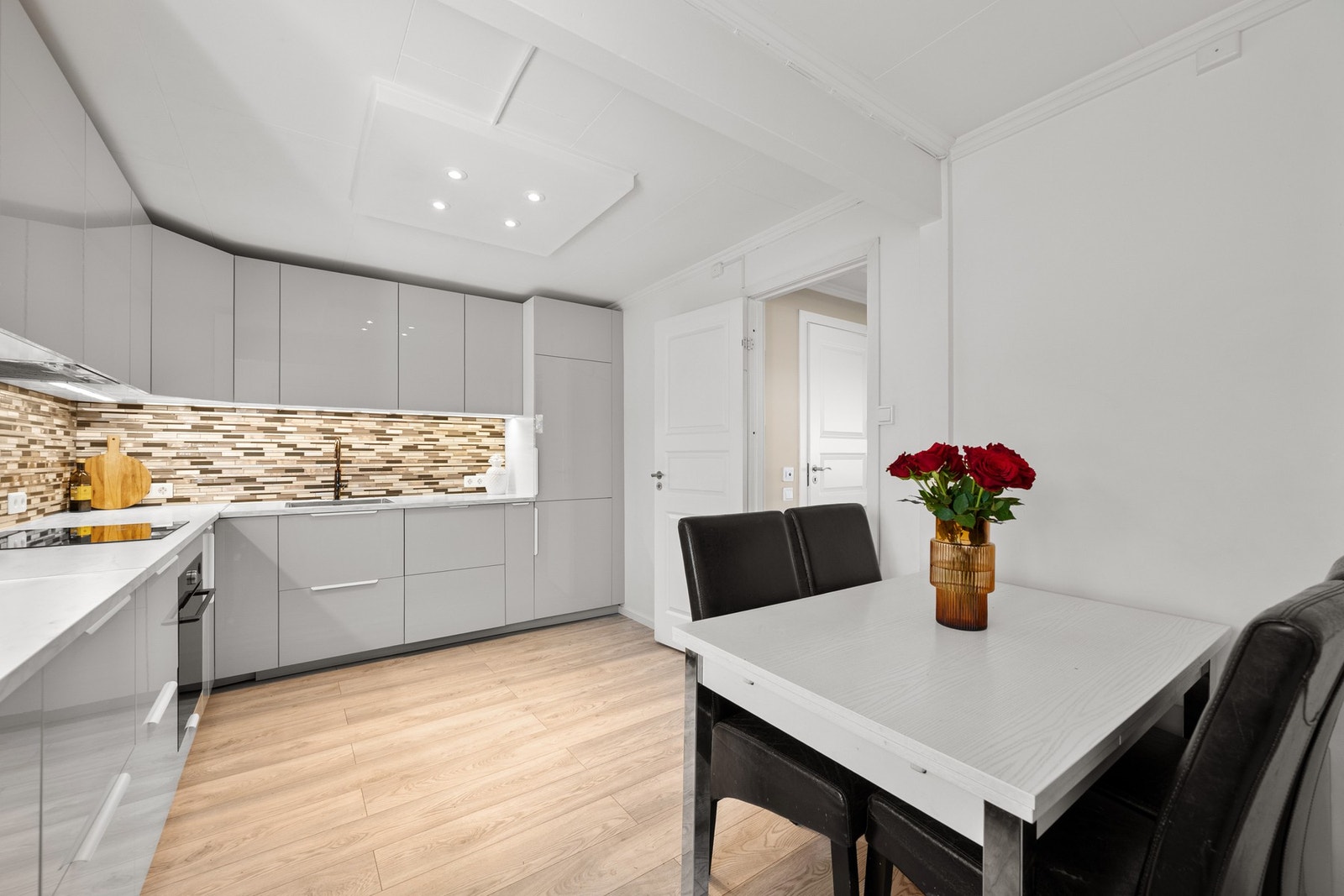 Det er også plass til spisebord, noe som gir rommet en sosial og funksjonell sone. Galleribilde