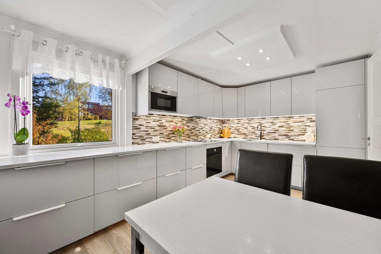 Innredningen har glatte fronter og benkeplaten er i laminat. Galleribilde