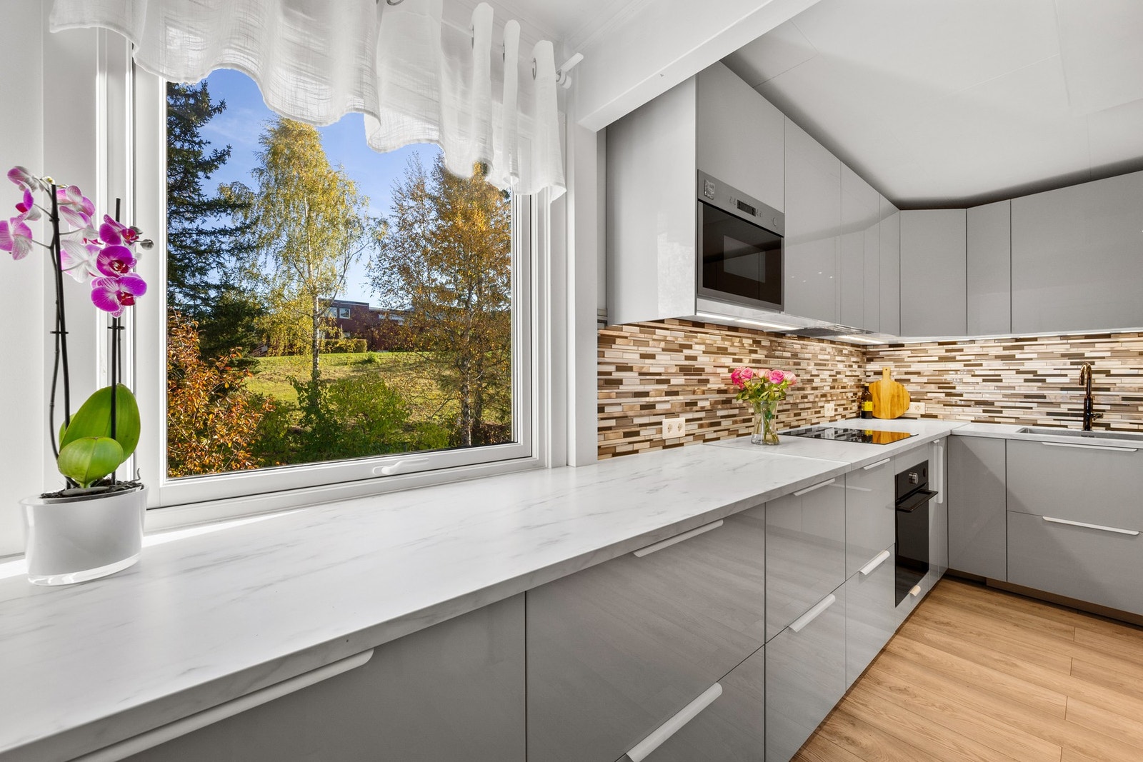 Her finner du romslige og praktiske arbeidsflater som gir god plass til både forberedelser og kreativ utfoldelse, samtidig som de bidrar til en effektiv og behagelig arbeidsflyt. Galleribilde