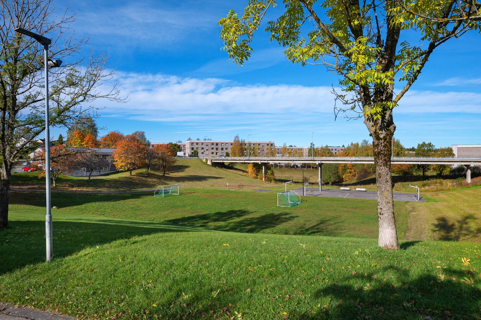 Fra boligen har du utsyn mot den nærliggende fotballbanen, hvor du kan følge med når barna spiller. Galleribilde