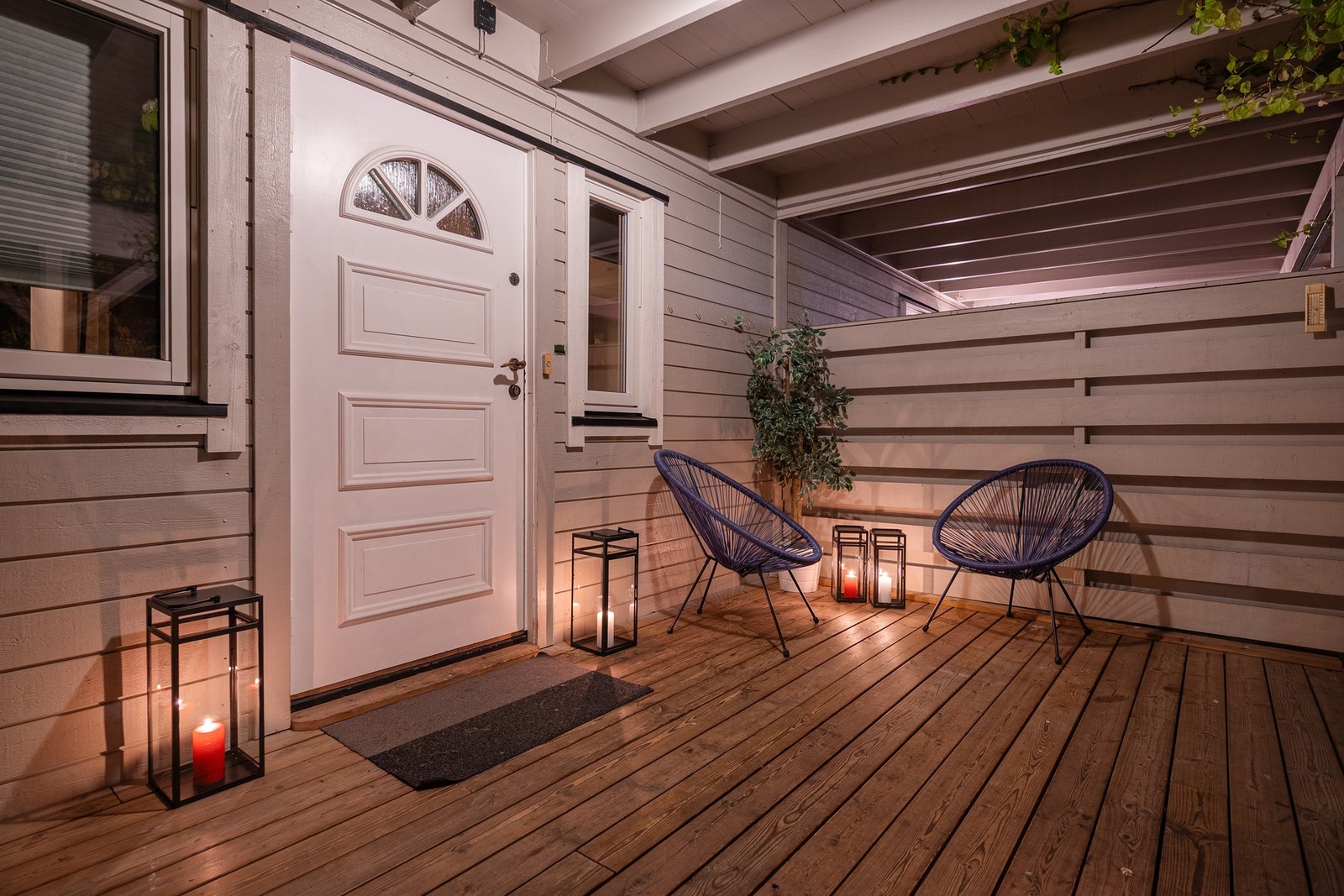 Boligen ønsker deg velkommen med et innbydende inngangsparti som gir et godt førsteinntrykk. Galleribilde