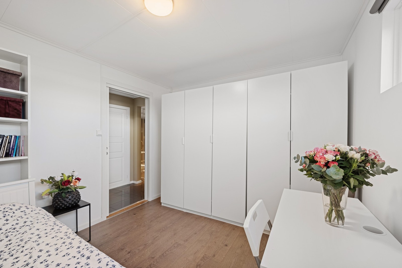 Rikelig med oppbevaringsmuligheter i det medfølgende garderobeskapet. Galleribilde