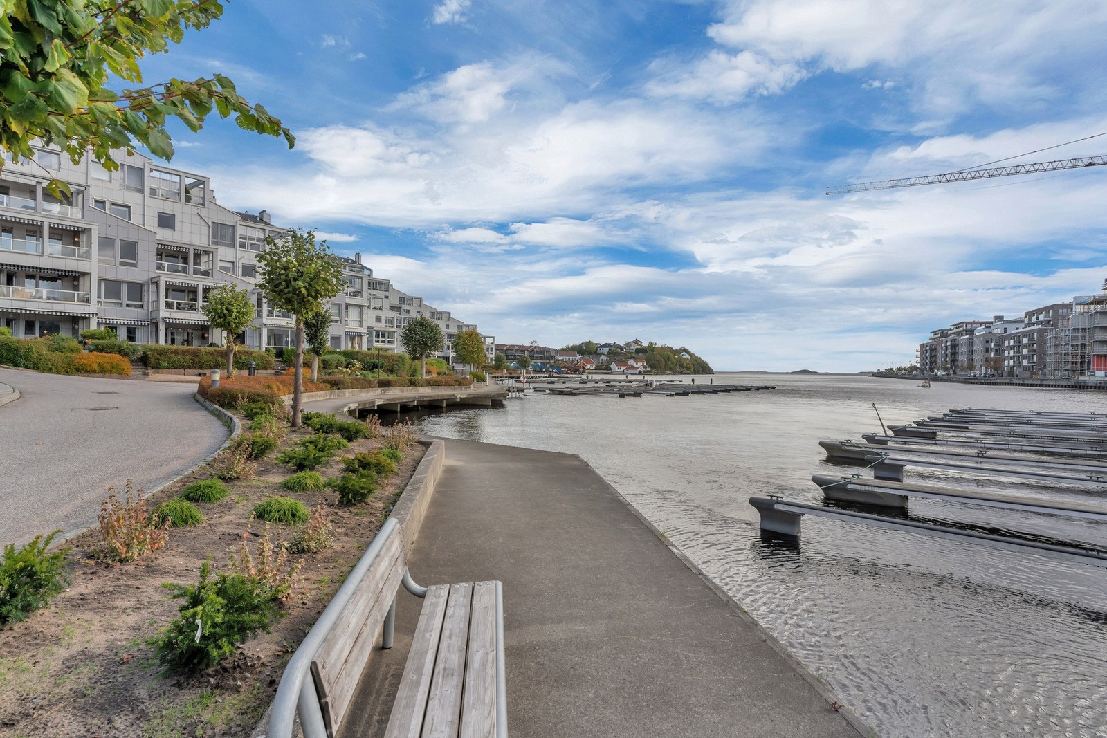 Populær bryggepromenade med turvei helt i vannkanten Galleribilde