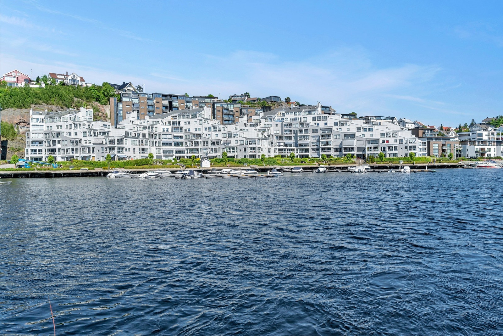 Høivold Brygge - et etablert og rolig boligområde like ved elvemunningen Galleribilde