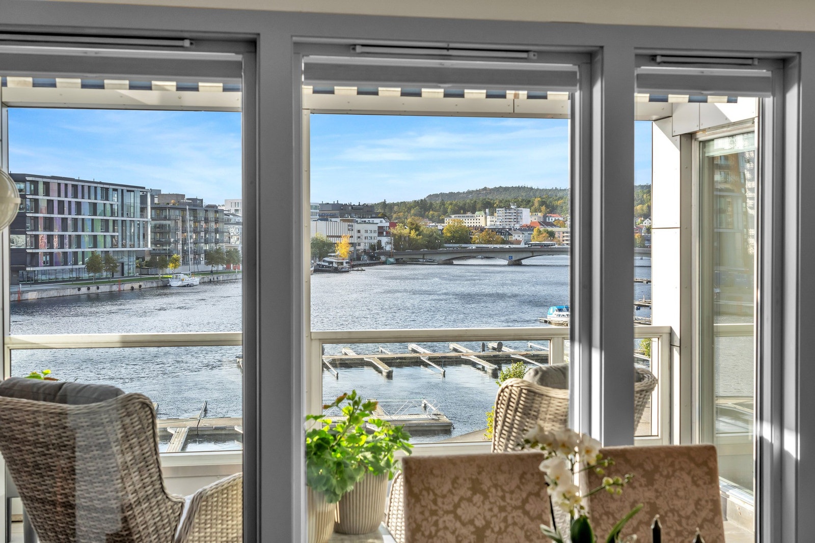 Deilig utsikt mot Otra fra spiseplassen Galleribilde