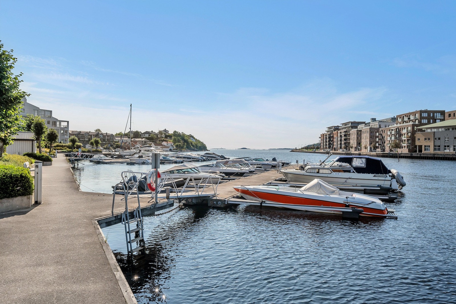 Rolig havneområde med utsikt mot innseilingen Galleribilde