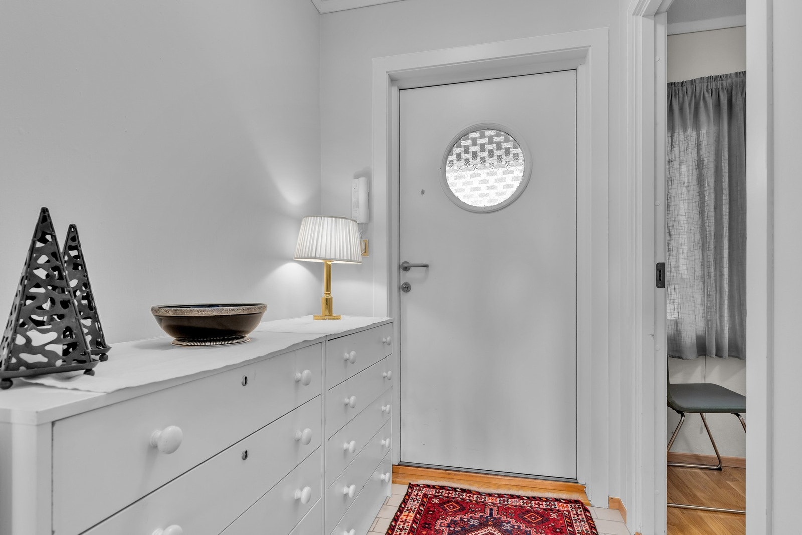 Velkommen inn - en lys og innbydende entré, med god plass til garderobeoppheng Galleribilde