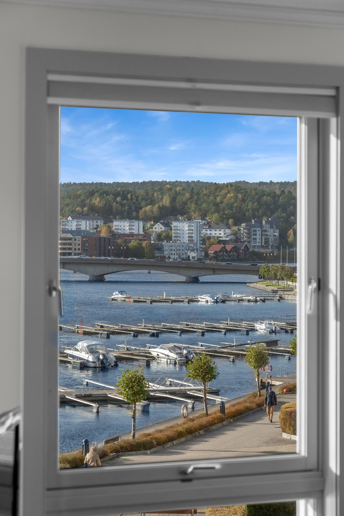 Utsikt mot elva og bryggepromenaden fra stue Galleribilde