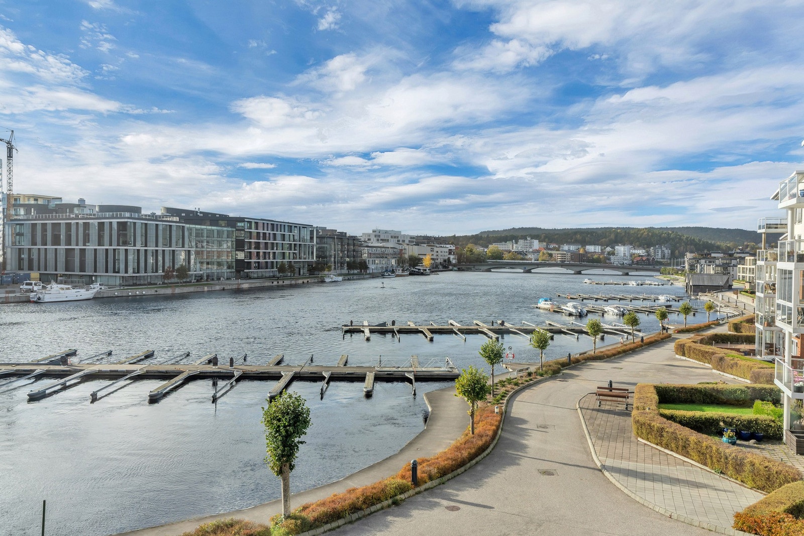 Utsikt fra leiligheten mot bryggepromenaden og elva Galleribilde