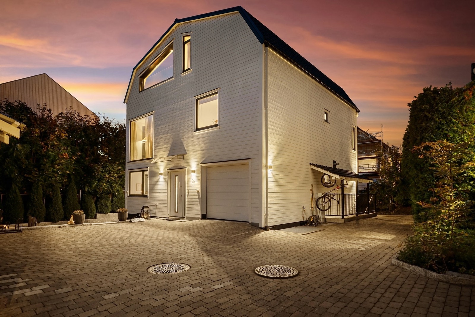 Representativ eiendom med god plass til gjesteparkering på egen gårdsplass. Nytt høykvalitets Sulzer-anlegg og styringssystem for håndtering av overvann samt avløp fra 2024, tilrettelagt for fremtidig ekstremvær. Galleribilde