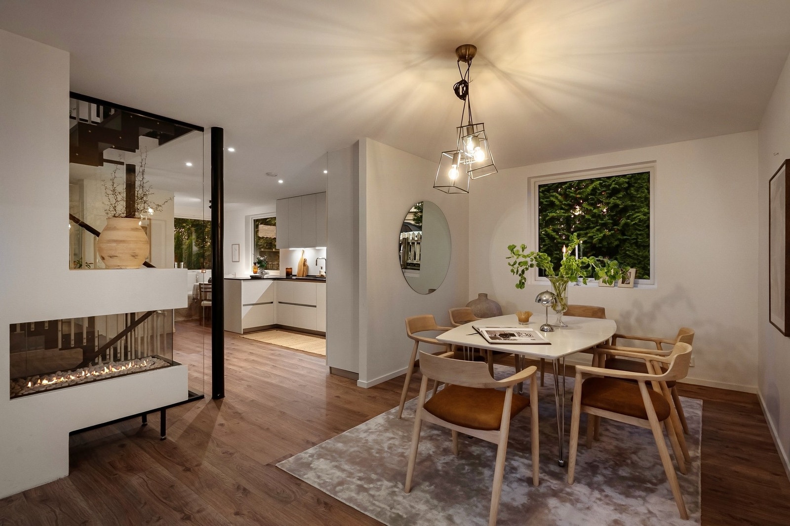 Store vindusflater fra tre sider skaper flotte lysforhold på både dag og kveld. Galleribilde