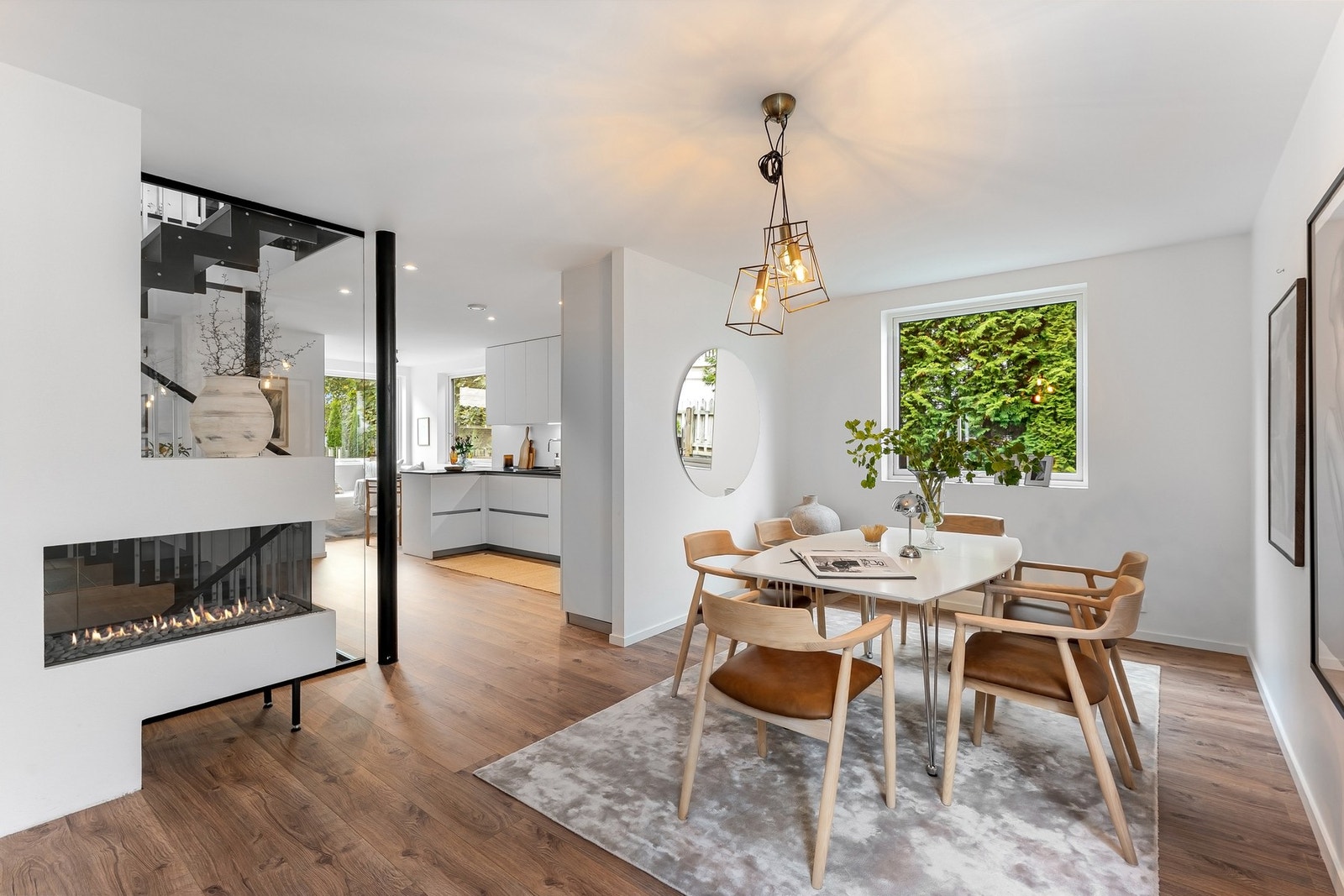 Boligen fremstår solid og gjennomført, med materialer av høy kvalitet og løsninger som gir et funksjonelt hjem med moderne fasiliteter. Galleribilde