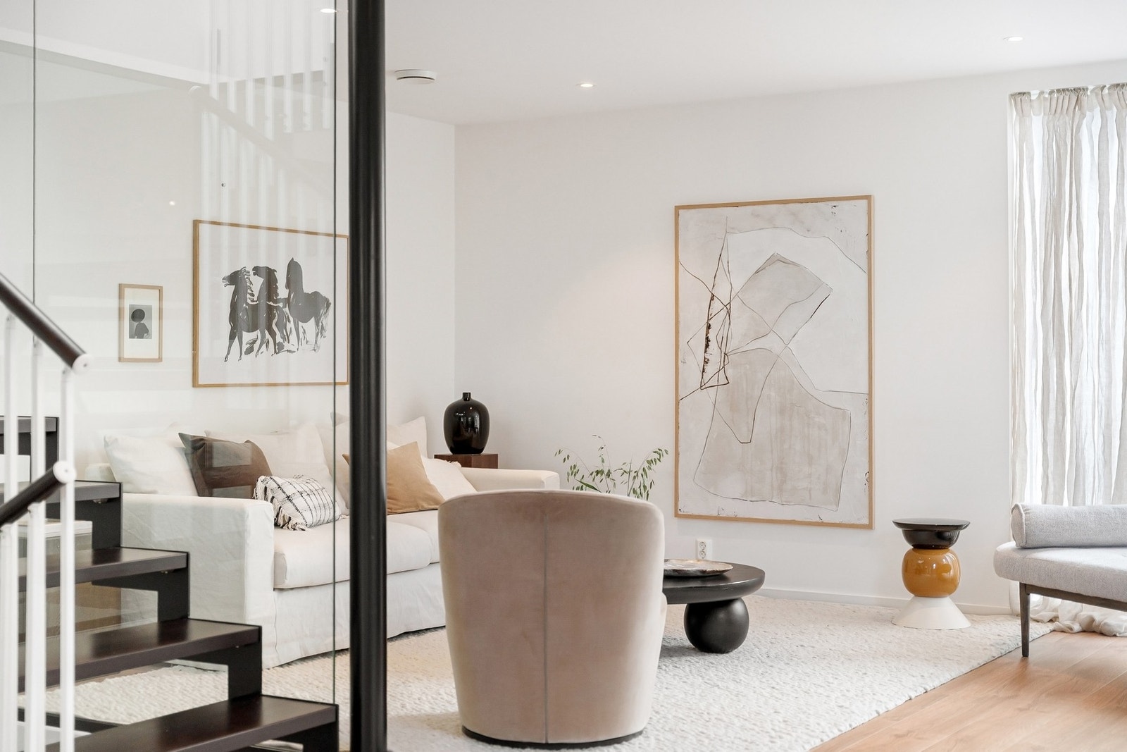 Lys stue, innfelt downlights i himling. Galleribilde