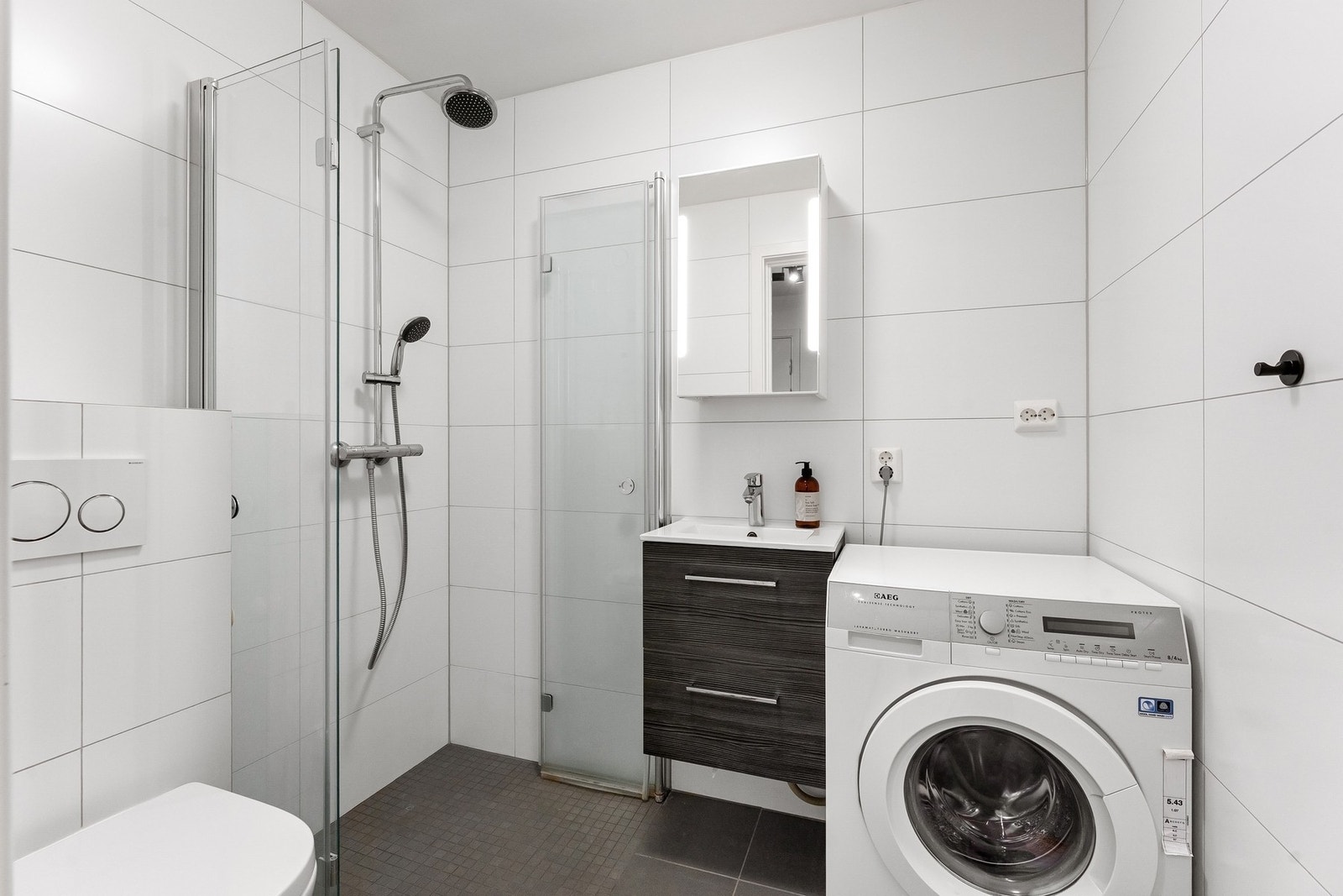 Moderne bad med opplegg for vaskemaskin/tørketrommel. Galleribilde