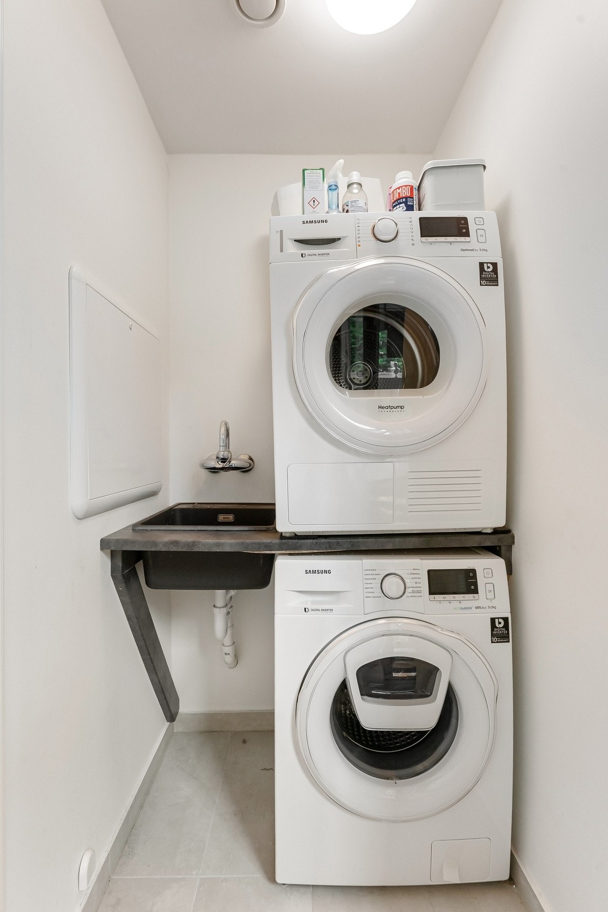 Eget vaskerom med utslagskum. Praktisk rom med plass til skittentøyskurver og stativ. Galleribilde