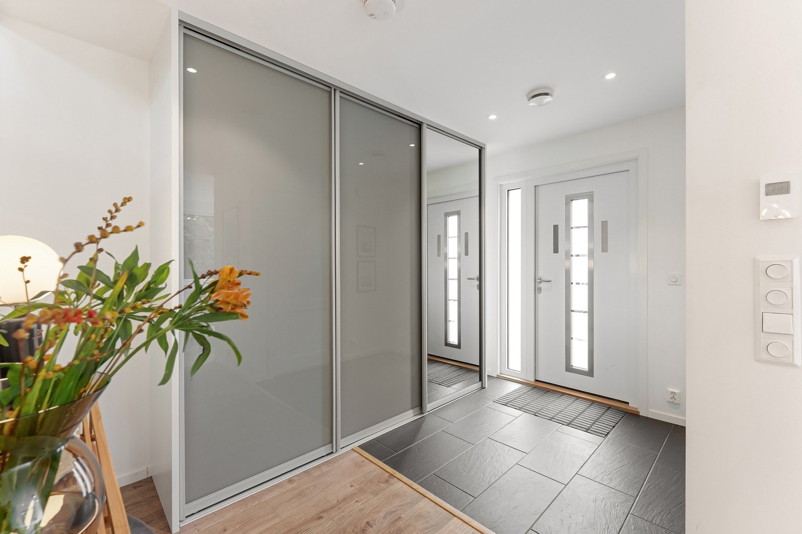 Hall/gang med stor skyvedørsgarderobe og inngang til gjestetoalett. Galleribilde