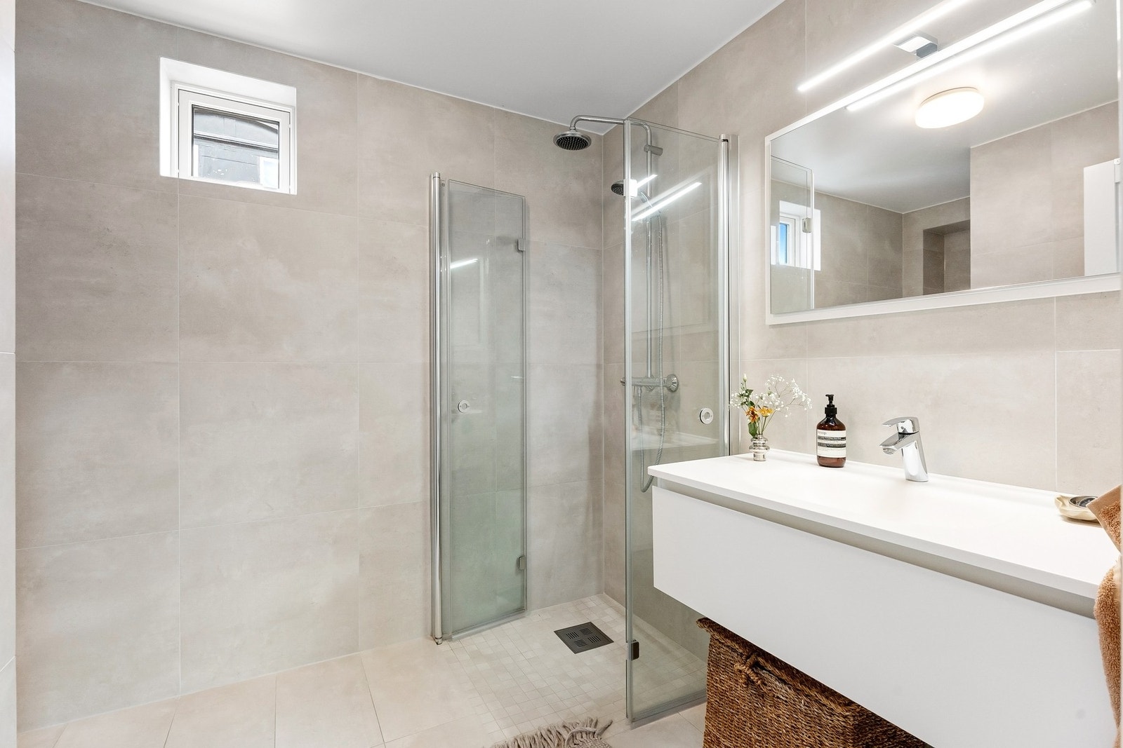 Moderne og delikat baderom mellom soverommene i boligens 2.etasje. Galleribilde